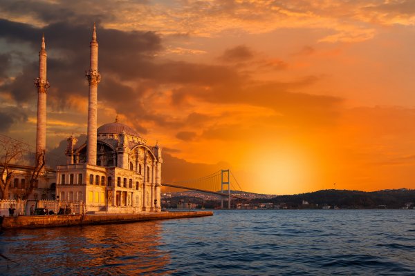 8 Mart hədiyəniz İstanbul-turu olsun!